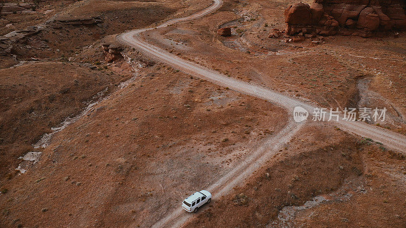 无人机视角:在Shafer trail Canyonlands上空飞过一辆越野汽车